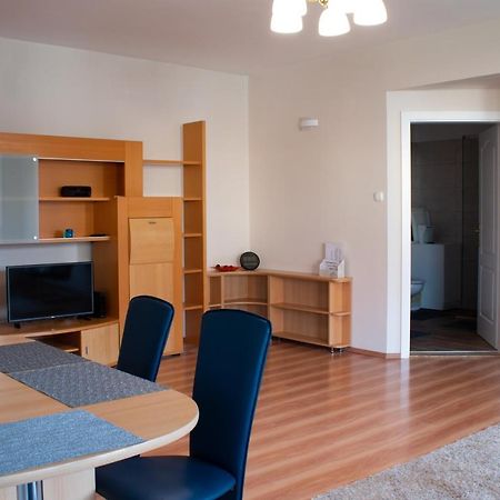Titan Apartman Gyula Eksteriør bilde