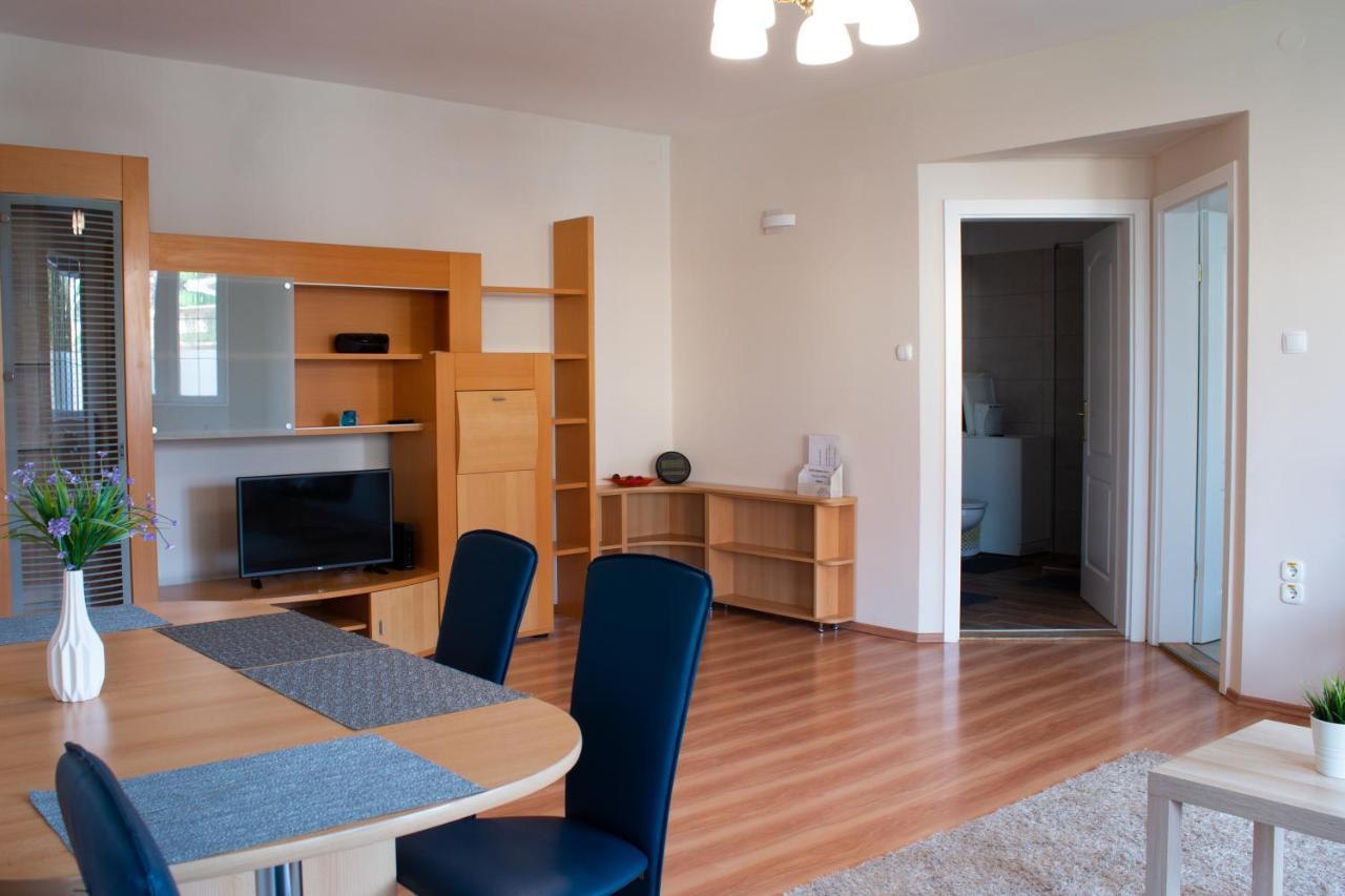 Titan Apartman Gyula Eksteriør bilde