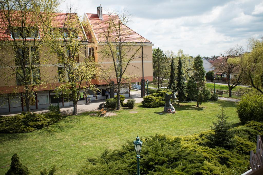 Titan Apartman Gyula Eksteriør bilde